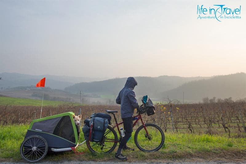Piedmont bike tour pedalando nel monferrato leo e nala