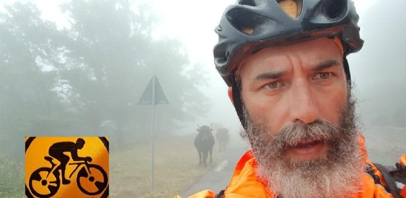 In bici nella nebbia