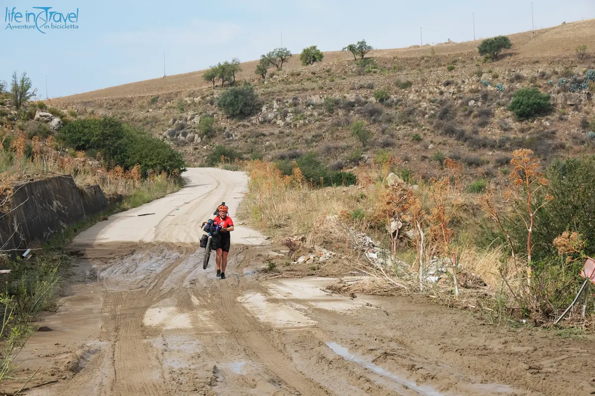 31 sicilia in bicicletta fango