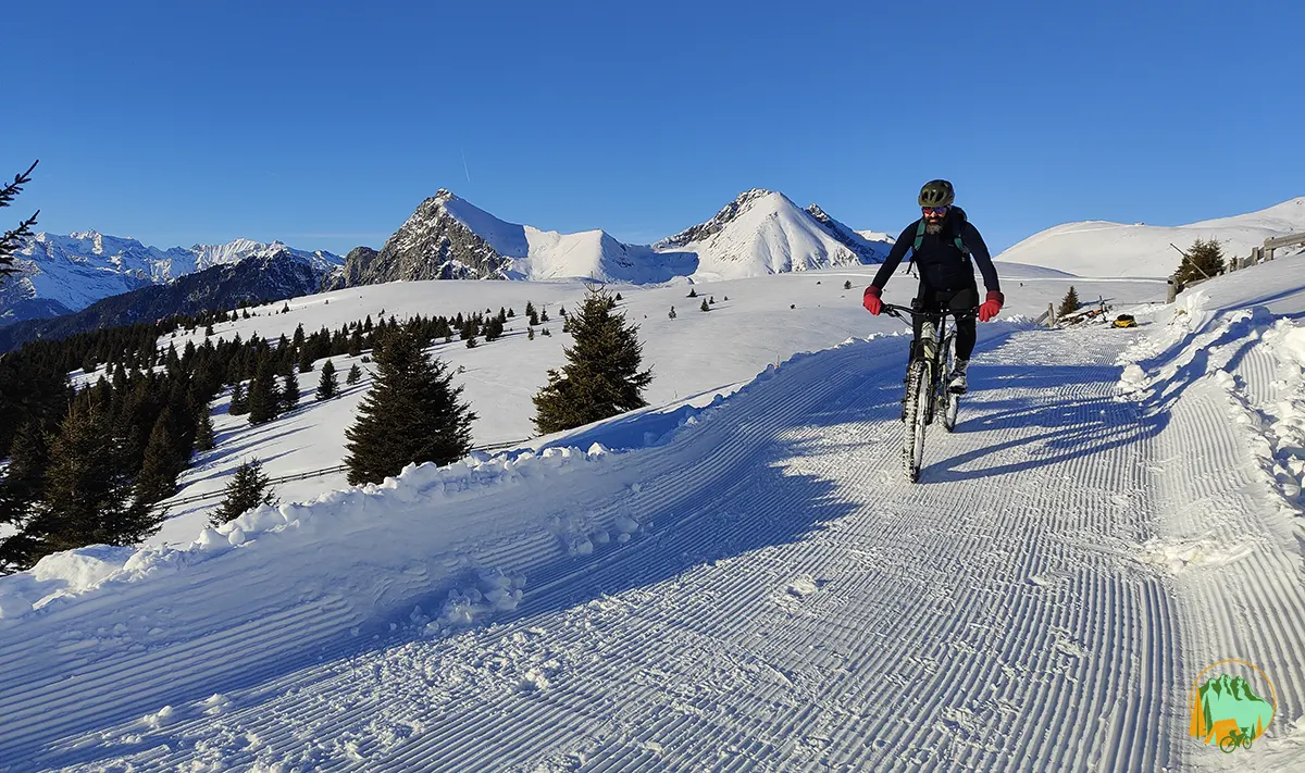 in bici sulla neve a merano2000