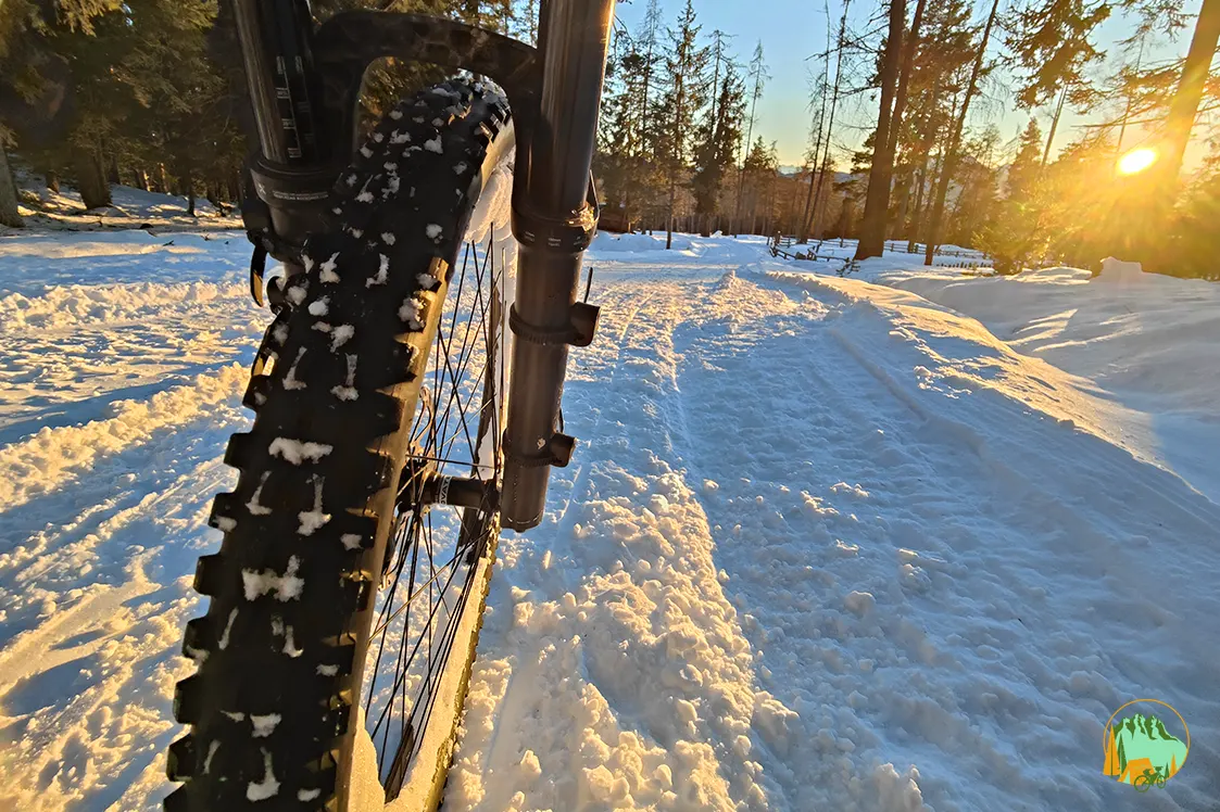 tramonto in bici sulla neve