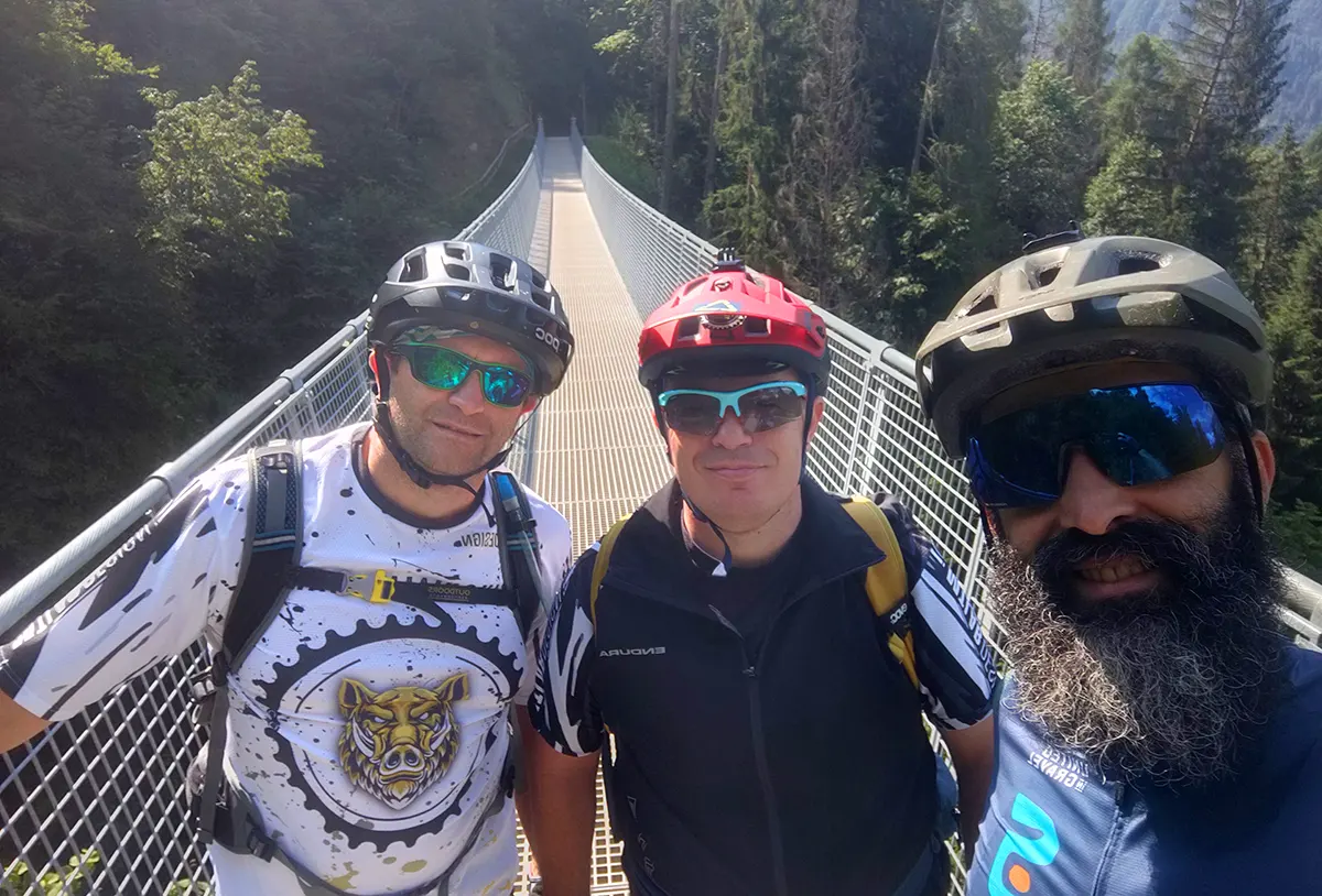 trio di bikers su ponte