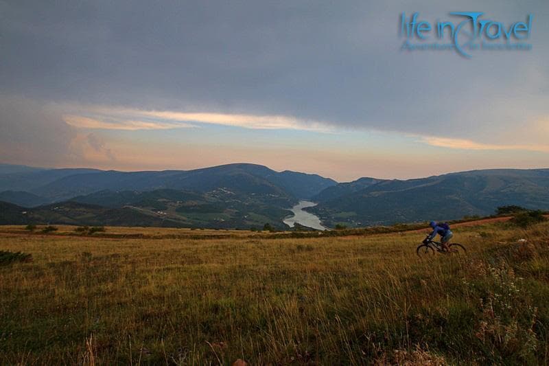 lago di fiastra grande anello sibillini mtb