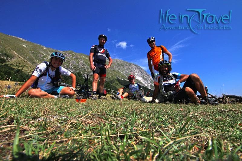 Foto di gruppo sul grande anello sibillini mtb