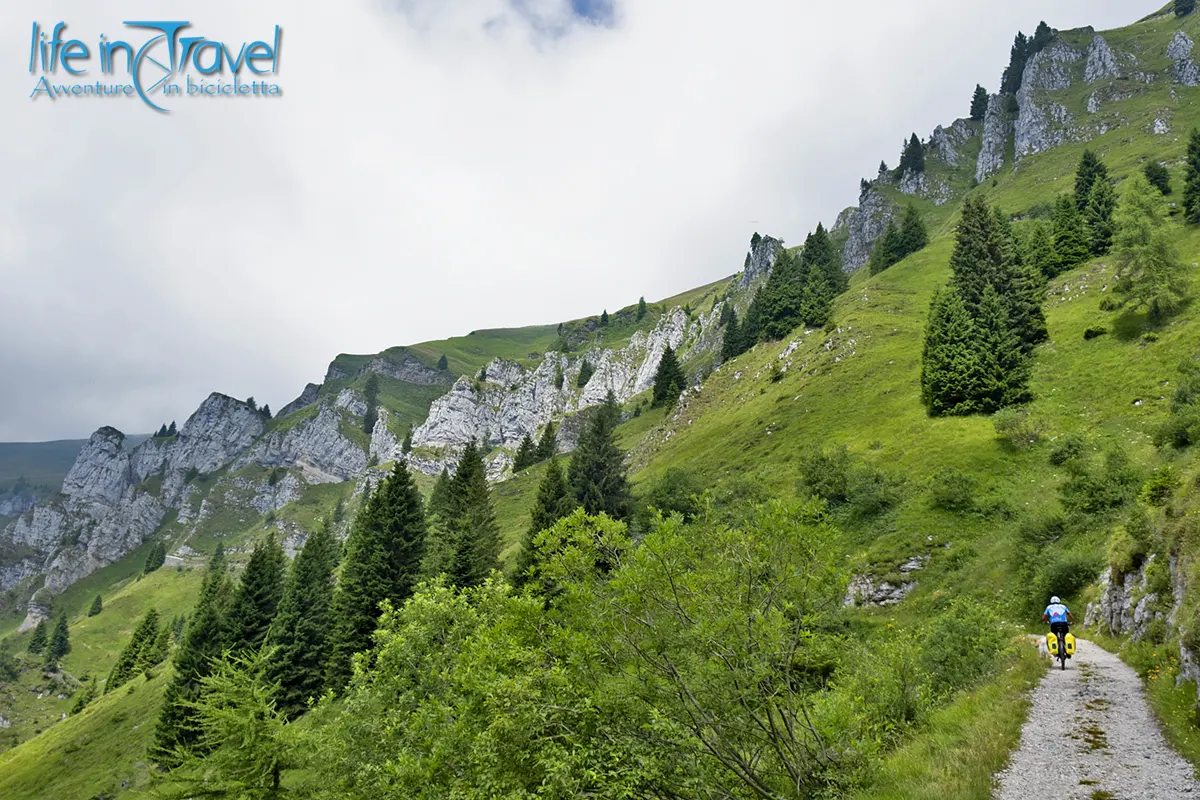 rocce dolomitiche rifugio dal piaz in bici