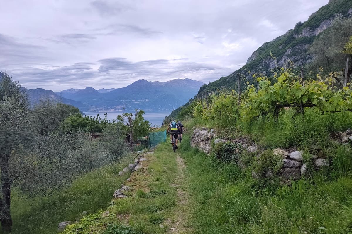lago di como in bici