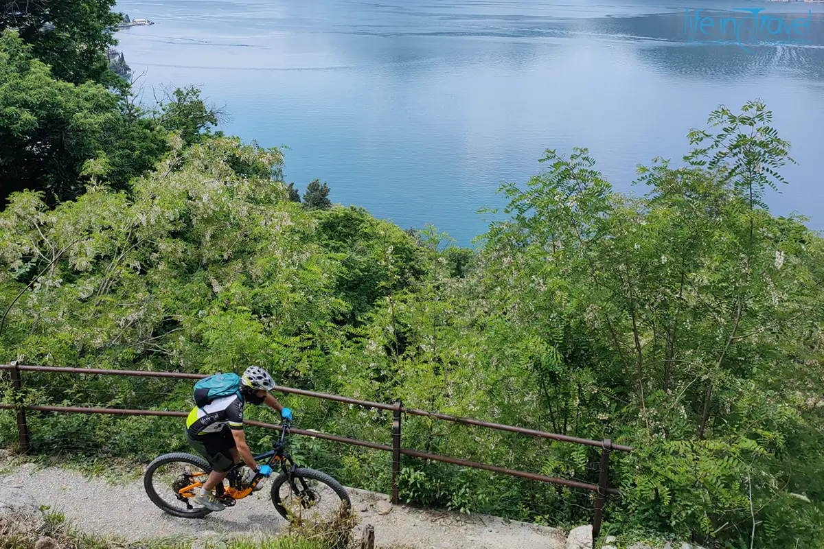 pedalata con vista sentiero del viandante mtb