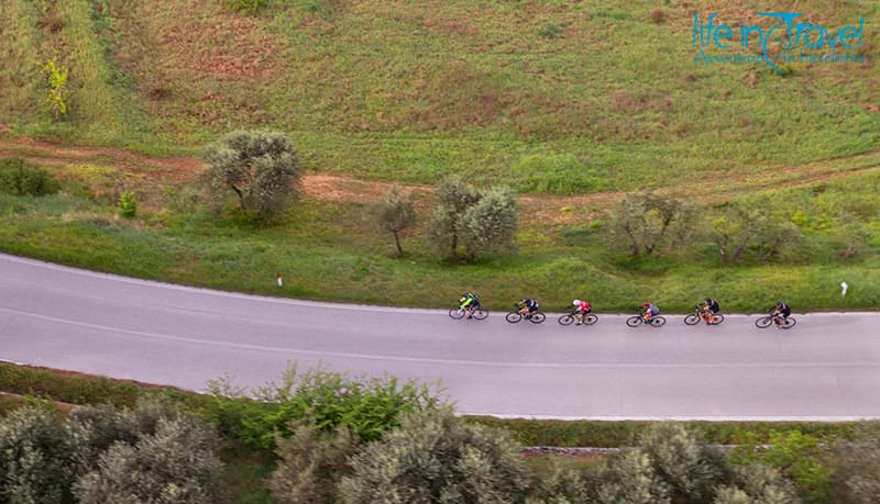 fila di ciclisti