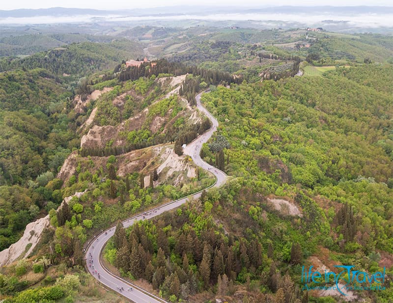 serpentone di ciclisti