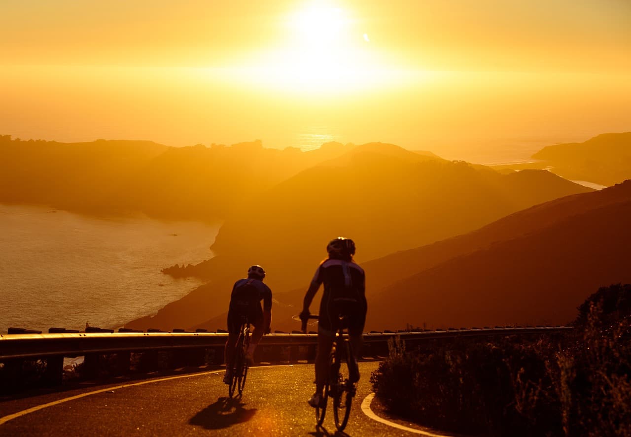 ciclista tramonto