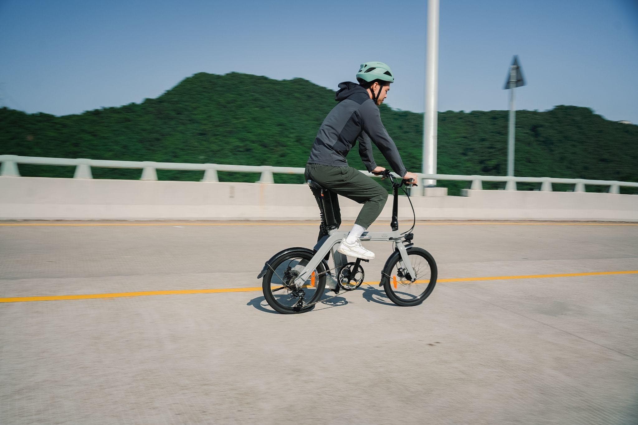 Mini bici elettrica e micro-avventure: come sta cambiando il modo di viaggiare su due ruote