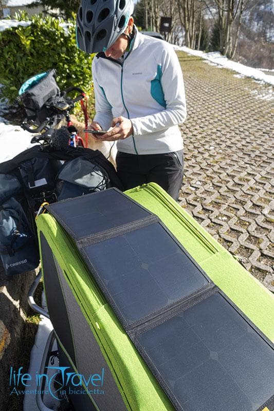 caricamento cellulare con il pannello solare