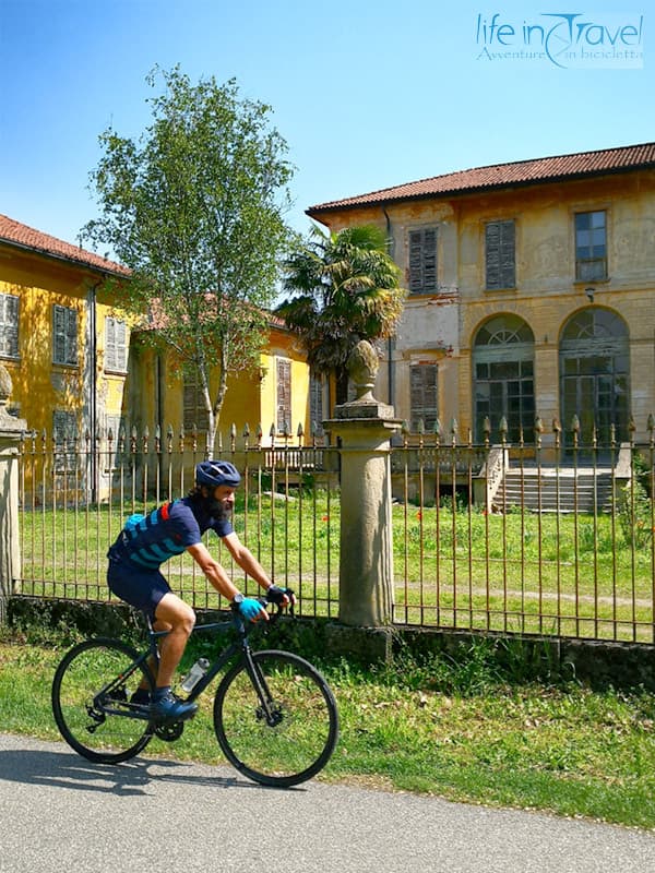 pedalando su asfalto