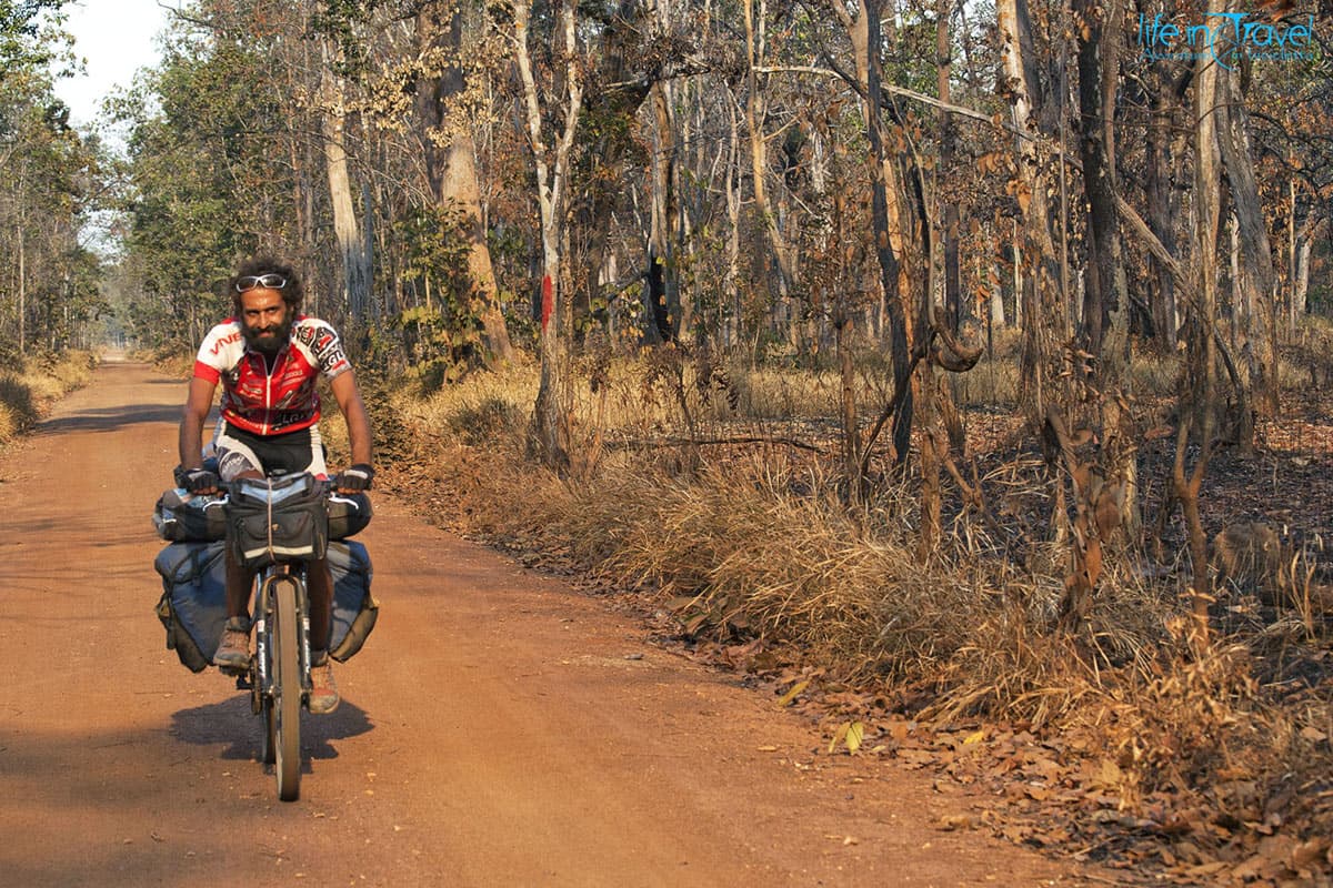 strade piu belle cambogia in bici terra rossa