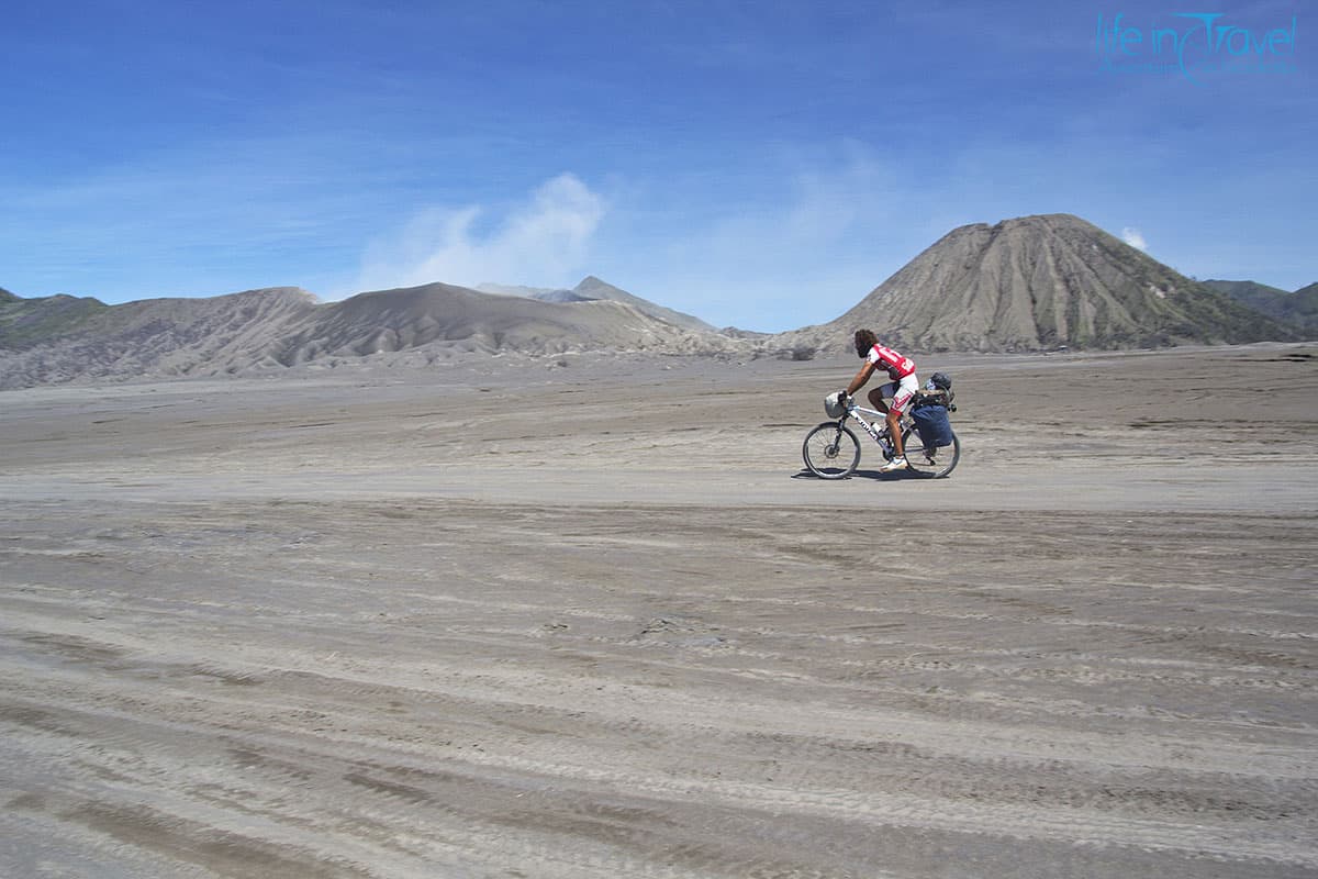 strade piu belle indonesia mare di sabbia in bici
