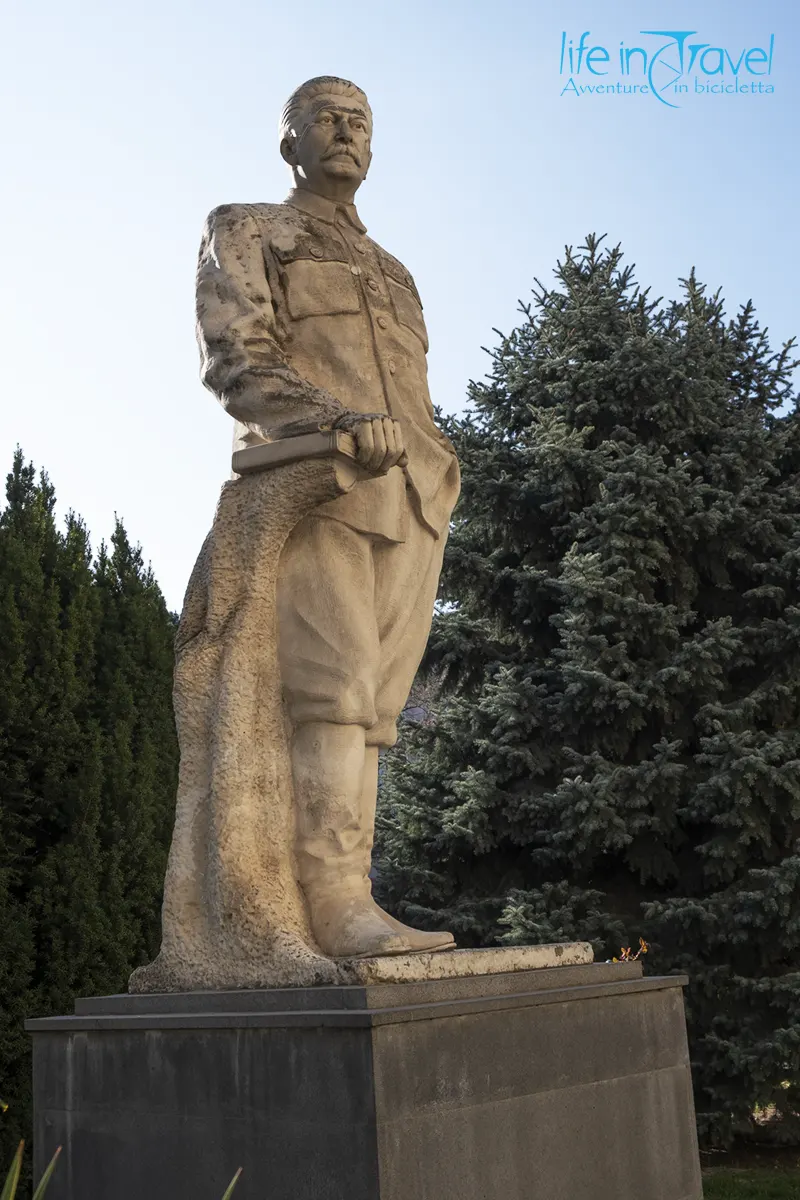 23 statua di stalin a gori