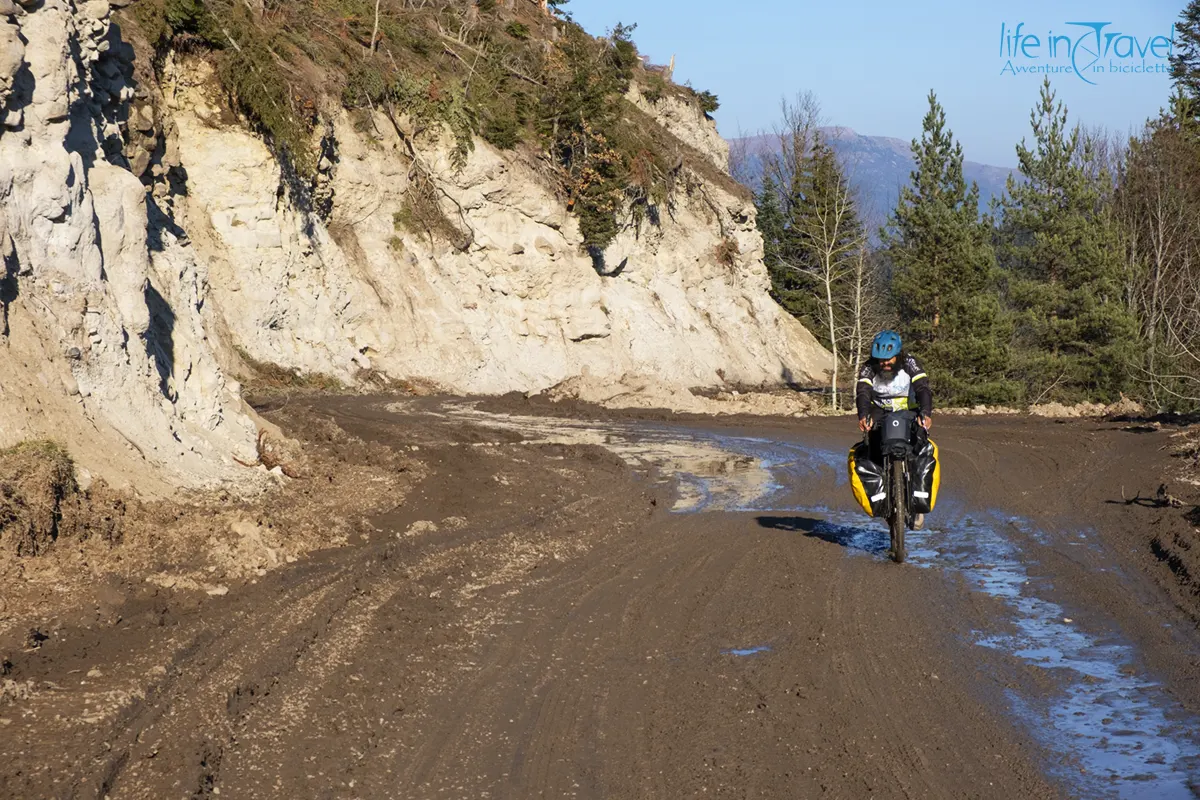 40 strada passo goderdzi in bici georgia
