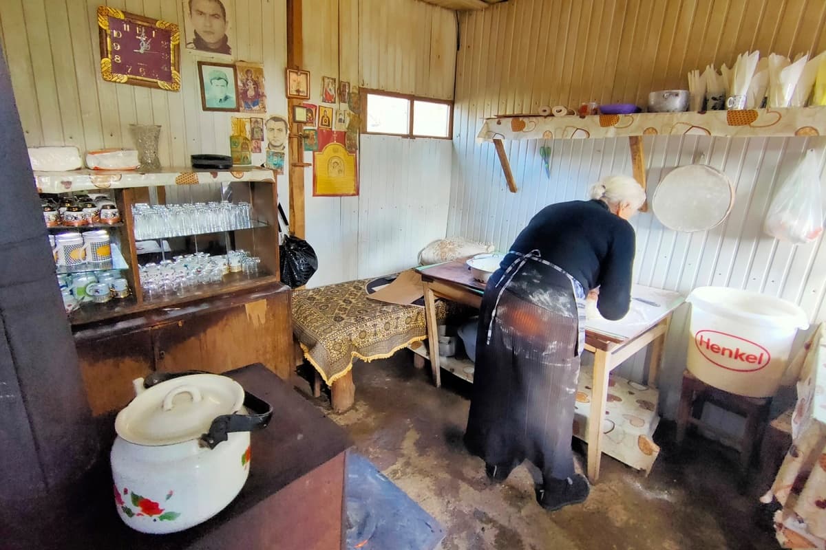 signora prepara khachapuri
