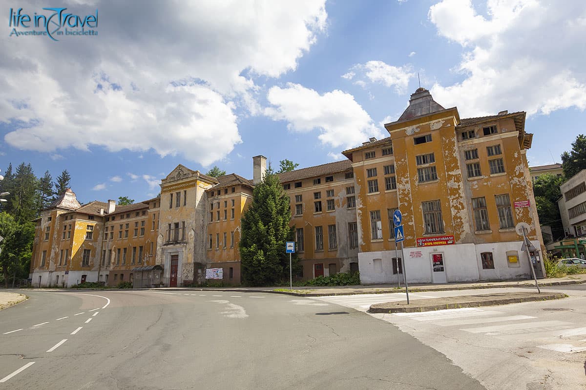 20 bulgaria in bici brutalismo sovietico