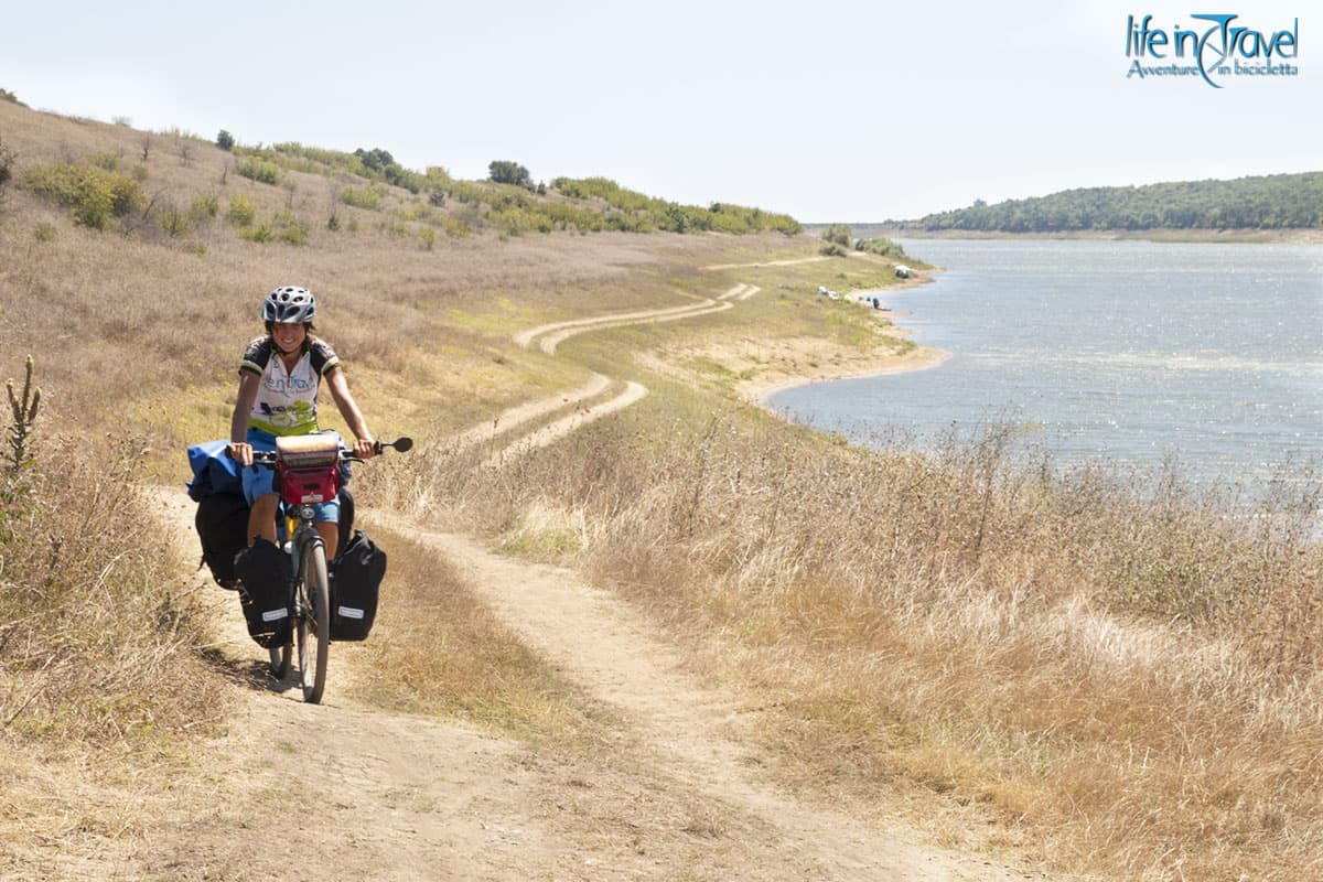 37 bulgaria in bici lungo la acqua