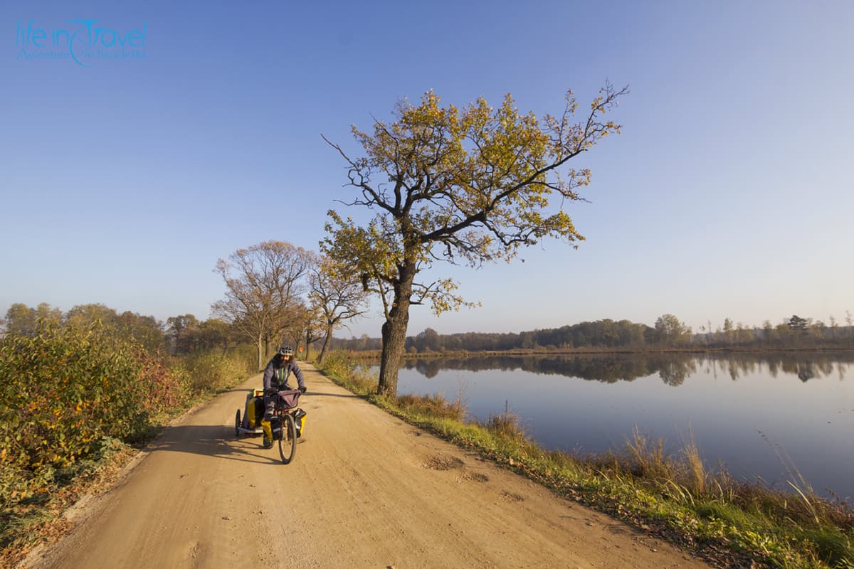 33 pedalando lungo il lago vistola