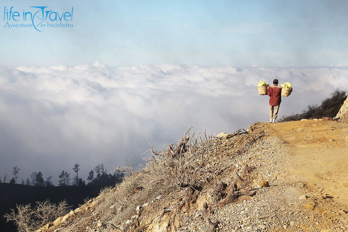 portatore di zolfo kawah ijen