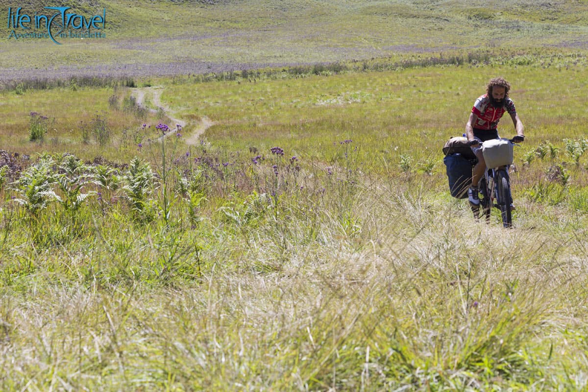 12 pedalando verso il semeru