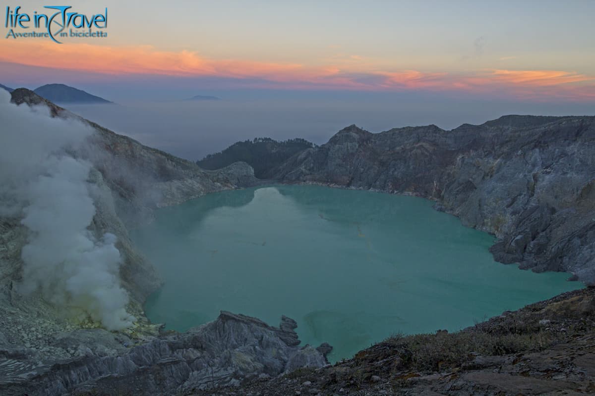 25 alba a kawah ijen