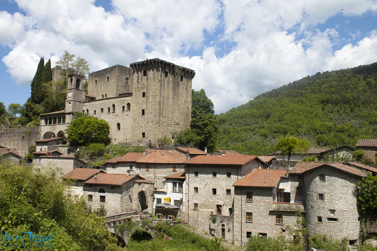 Lunigiana Trail 2021 paesello con castello