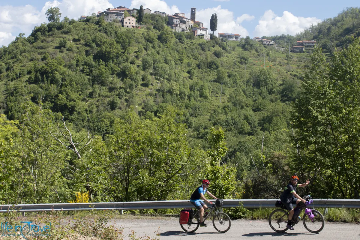 Lunigiana Trail 2021 passaggio sotto al paesello