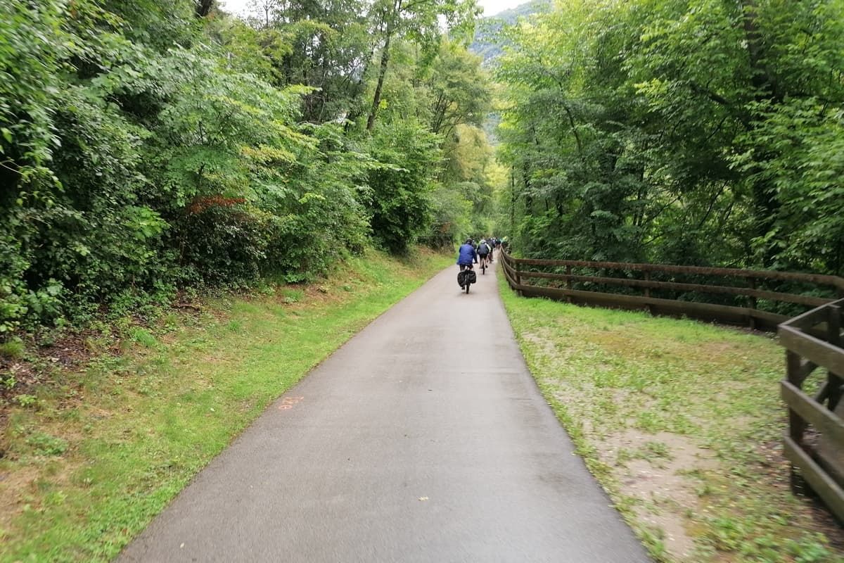 05 pedalando verso il garda