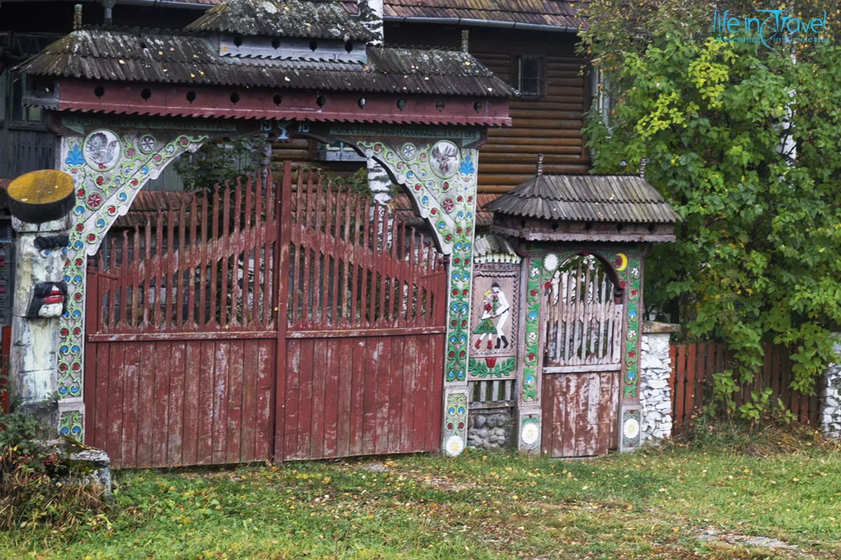 portone decorato in legno romania