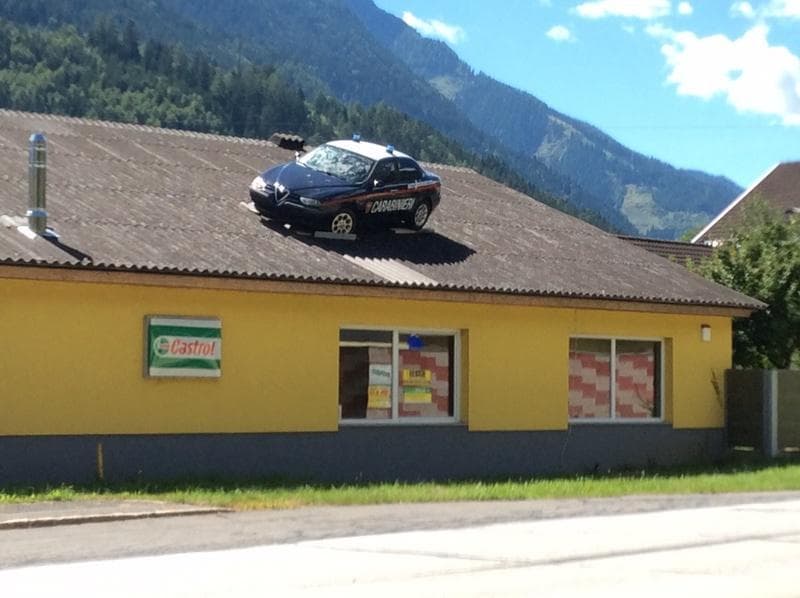 Carabinieri sul tetto