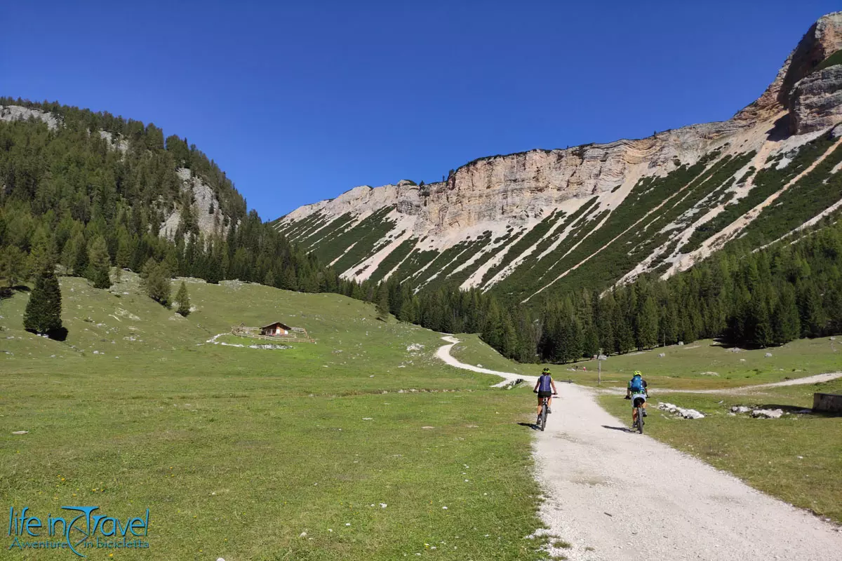 Ra Stua lungo il giro dei 5 rifugi MTB