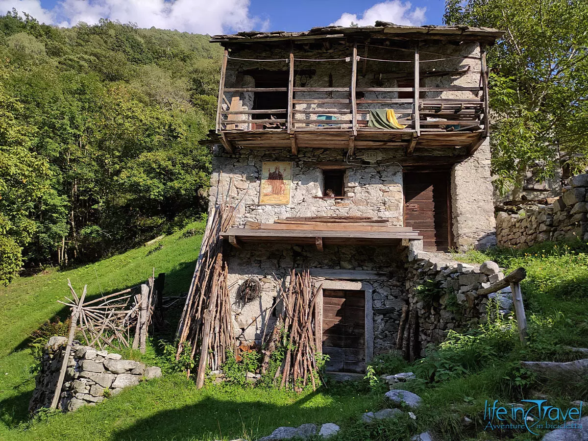 SENTIERO DEL TRACCIOLINO MTB edificio rurale