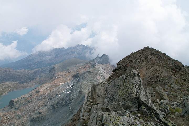 Trekking in Valle d'Aosta: Mont Glacier, fra rocce e foschia