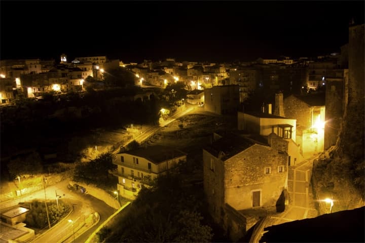 Vico del Gargano di notte