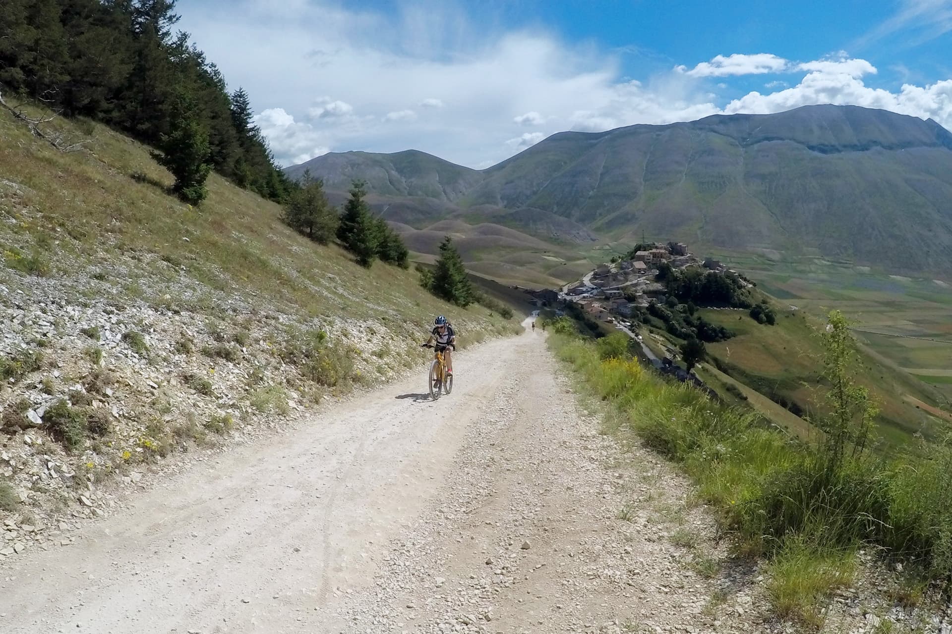 Castelluccio di Norcia in bici: la lunga cresta fino a Forca di Presta