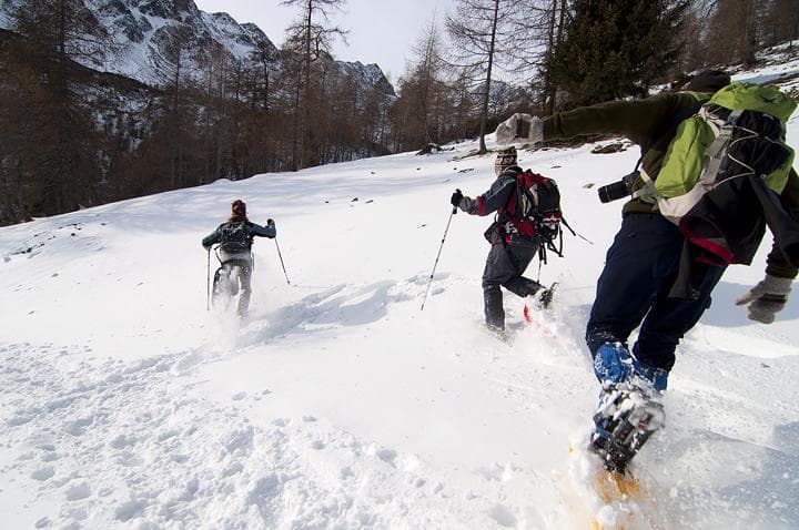 ciaspolando sulla neve