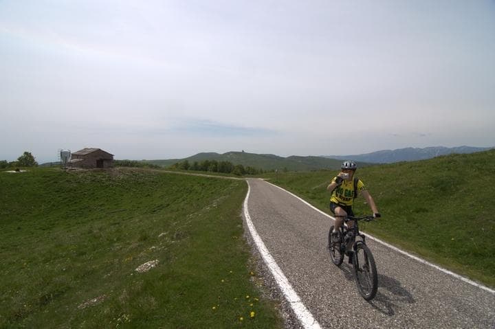 pedalando su asfalto