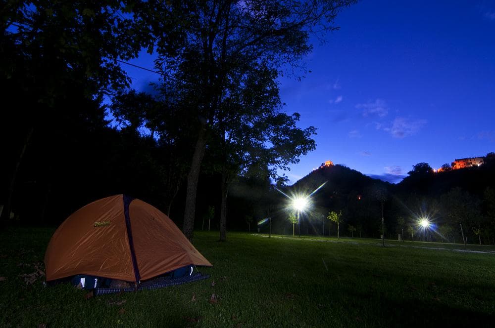 notte-in-tenda-frontone