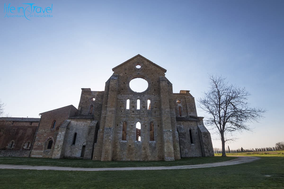 abbazia di san galgano in bicicletta