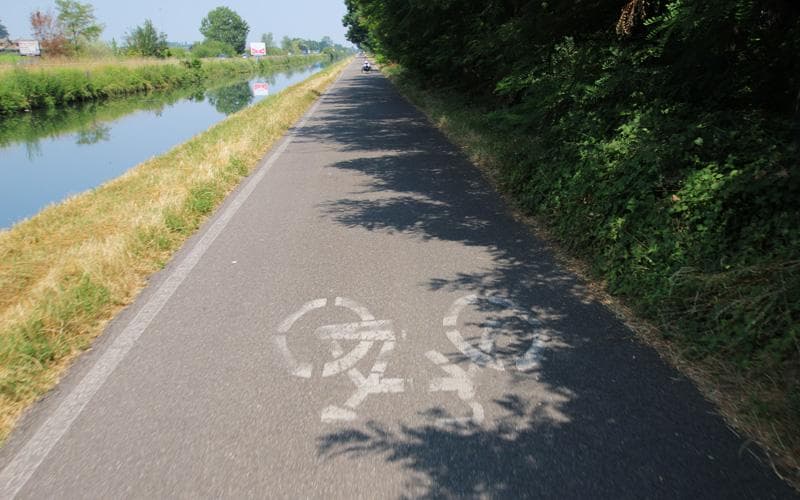 ciclabile naviglio pavese verso milano