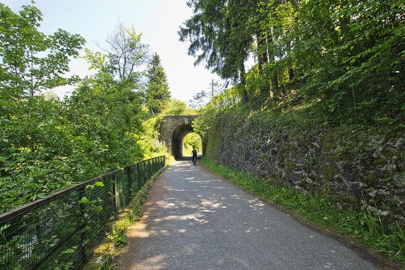 sulla vecchia ferrovia ciclabile della val seriana 