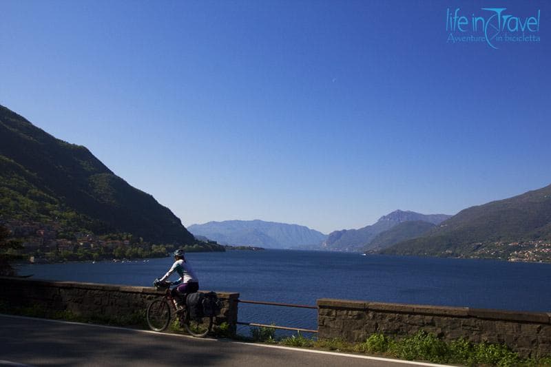 pedalando lungolago como