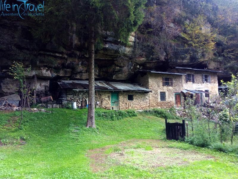 casa nella roccia lenna