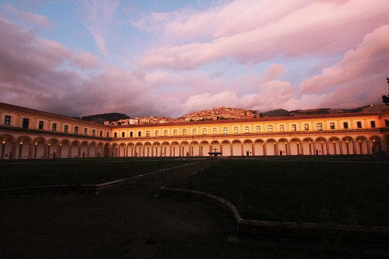 certosa di padula al tramonto