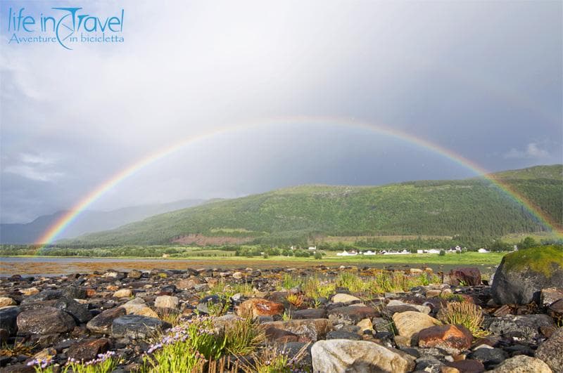 arcobaleno al circolo polare artico norvegia