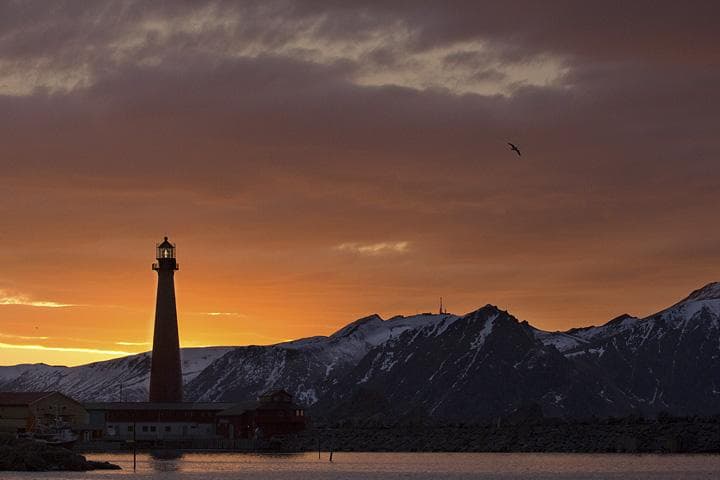 Tramonto sul faro alle isole Lofoten