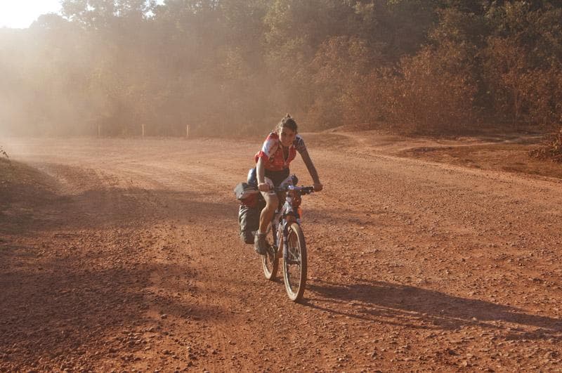 polvere buche laos in bici